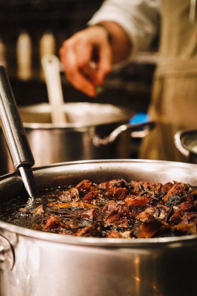 Un bœuf bourguignon qui mijote dans sa cocotte